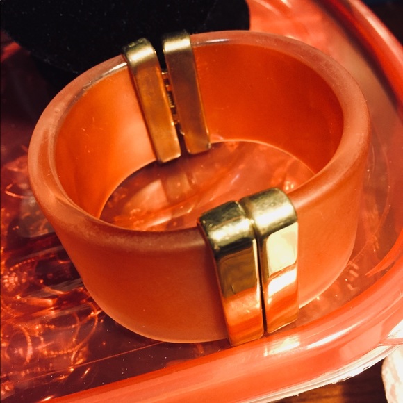 Jewelry - Elegant peach color bracelet with hinge opening